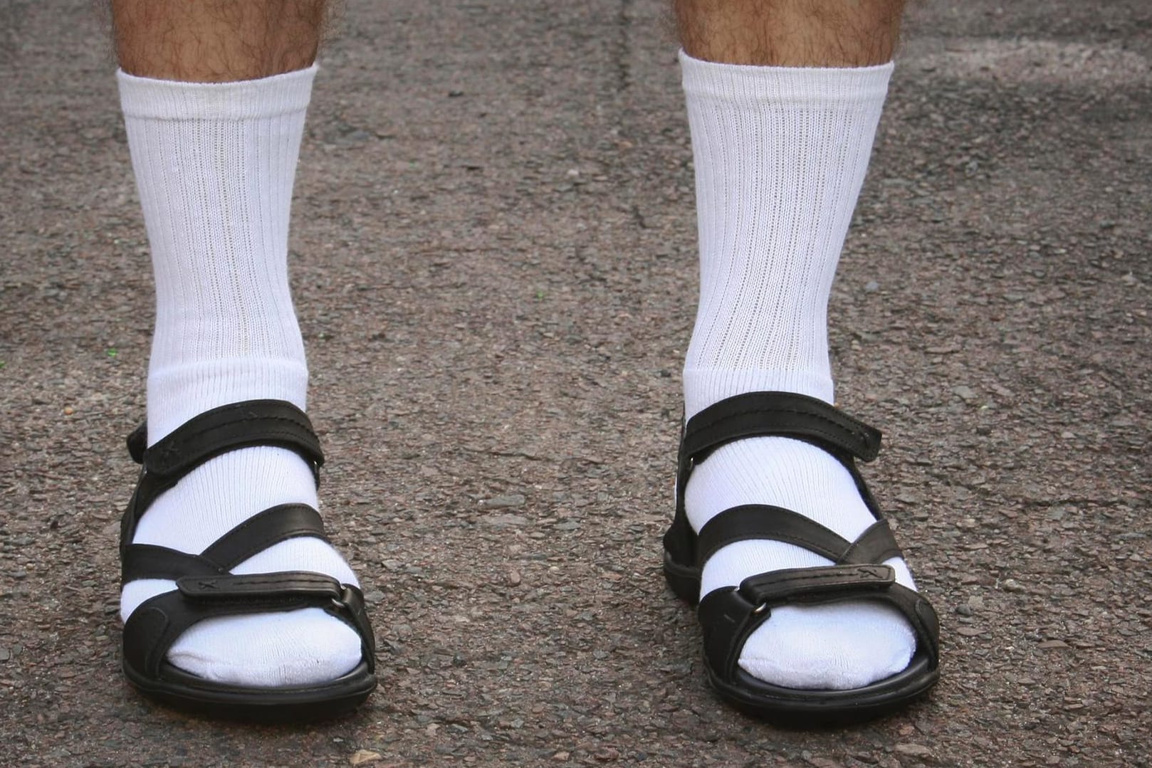 Bitte nicht: Sandalen mit Socken waren noch nie schön! Weder im Büro noch im Urlaub.