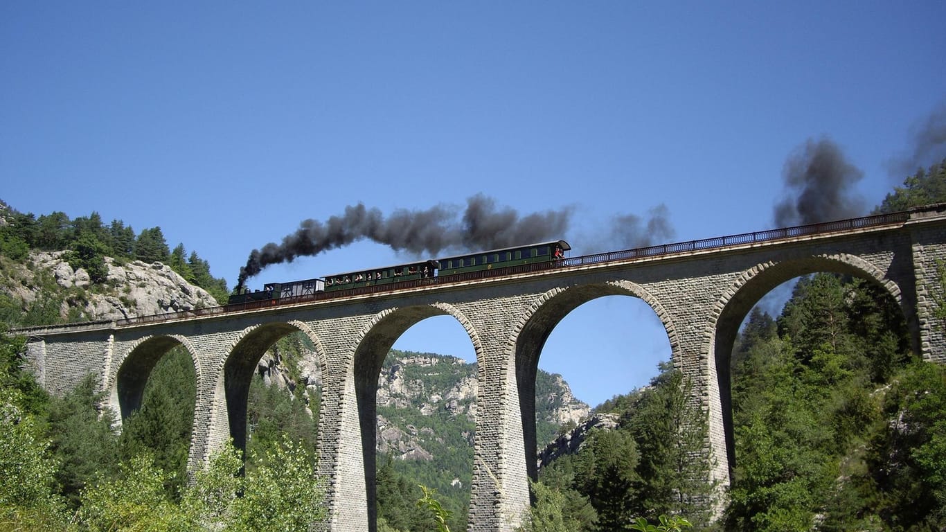 Solche Bilder lassen Eisenbahn-Fans ins Schwärmen geraten. Eine Dampflok des "Pinienzapfen-Zuges" überquert ein Viadukt in der Provence.