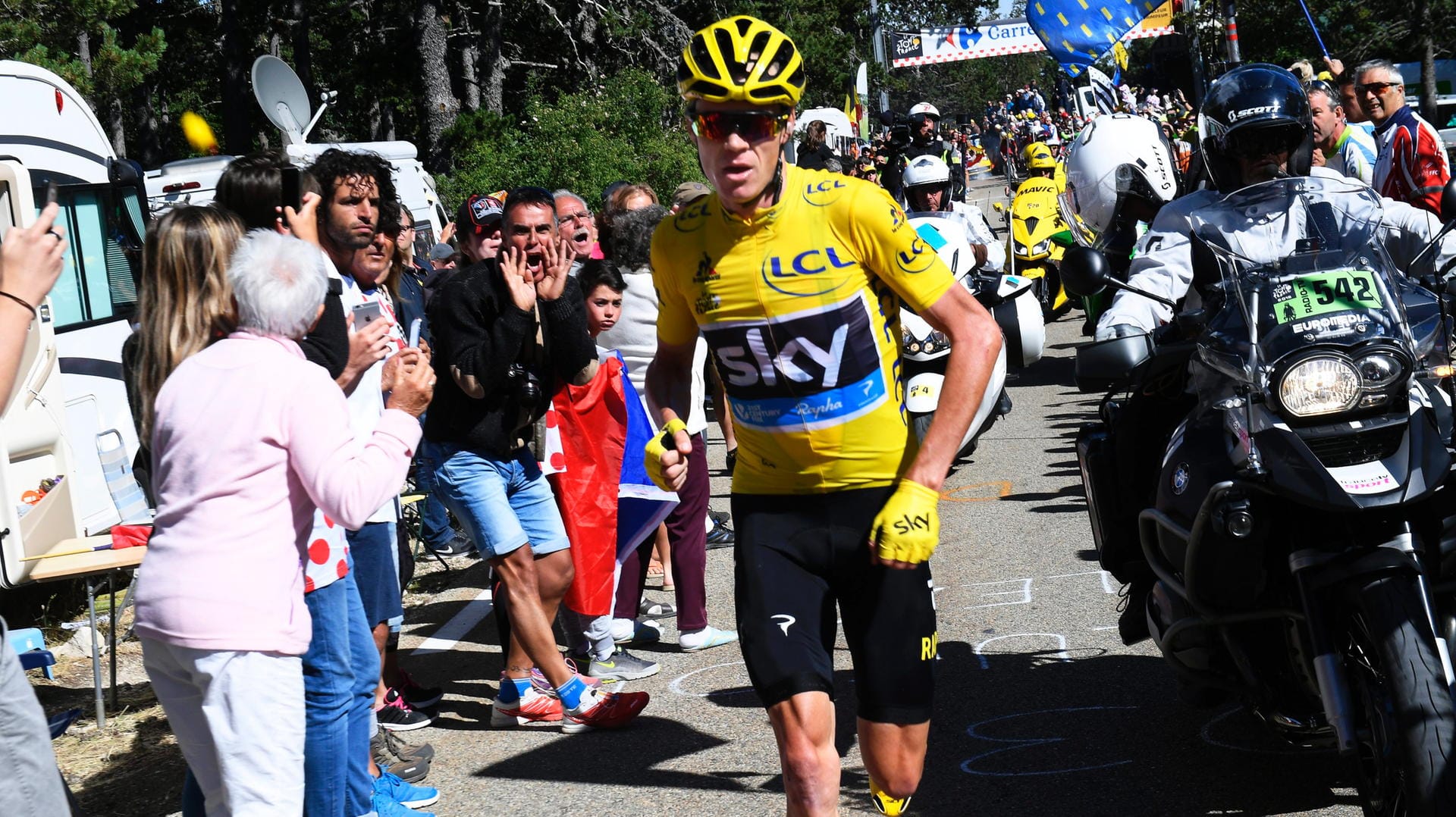 Laufeinheit: Christopher Froome setzte am Mont Ventoux seinen Weg zu Fuß fort.