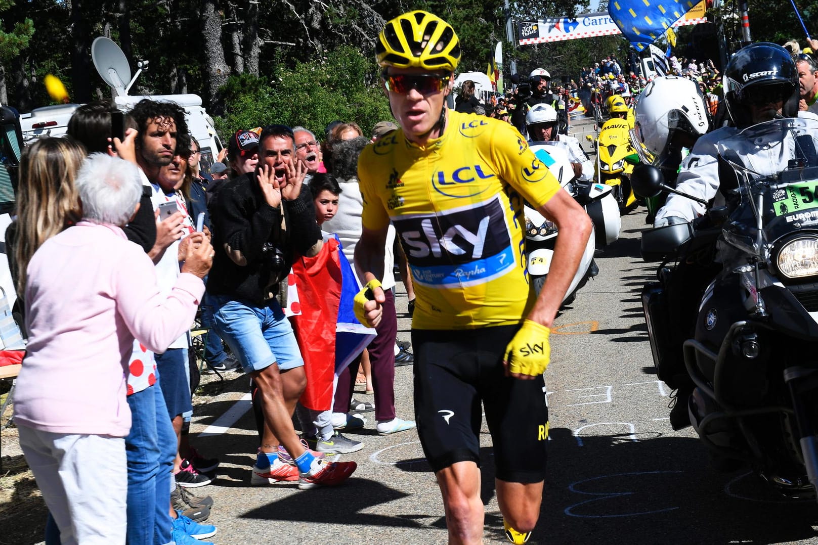 Laufeinheit: Christopher Froome setzte am Mont Ventoux seinen Weg zu Fuß fort.