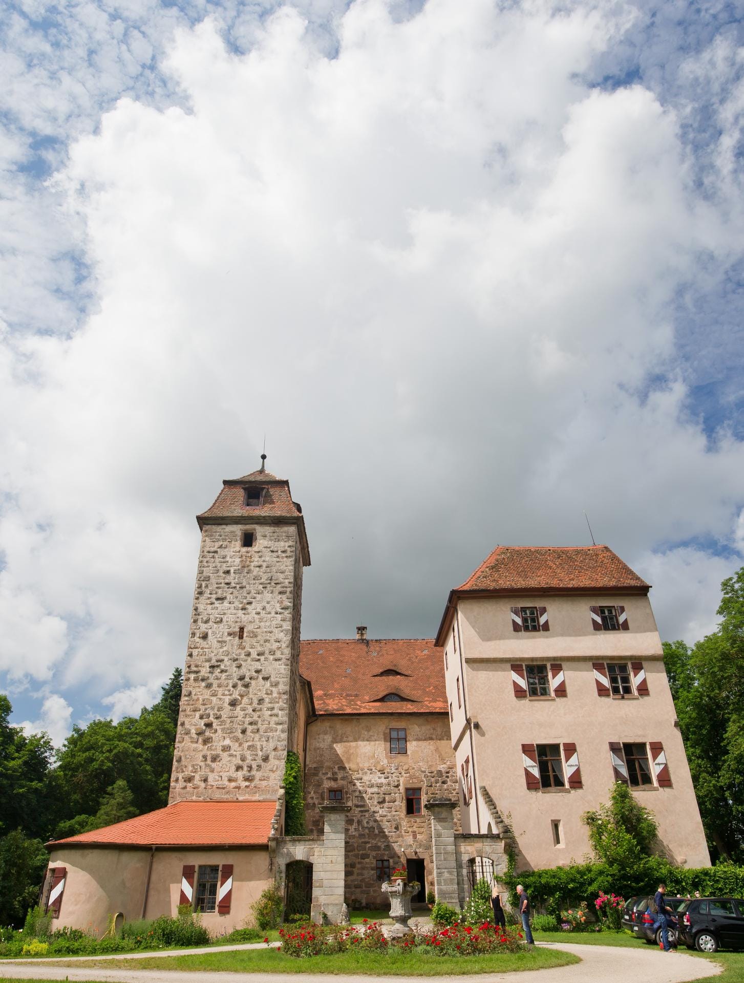 Schloss Altenmuhr ist ein Wasserschloss im mittelfränkischen Naturpark Altmühltal. Es zählt zu den interessantesten und ältesten Schlossbauten des Altmühltals. Angeblich wurde der Bau schon im 10. Jahrhundert errichtet.