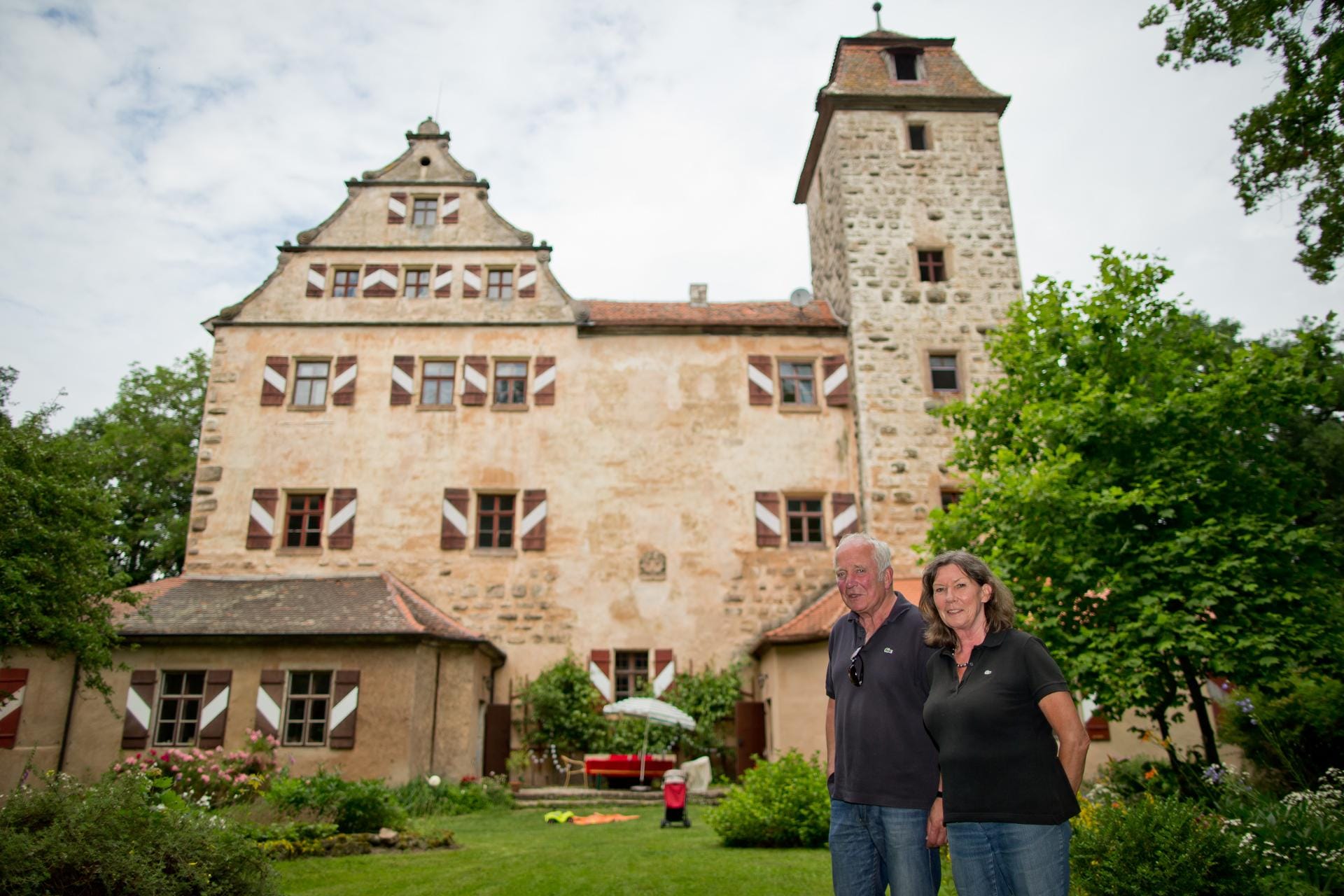 Baronin Mechthild von Le Suire und ihr Mann Baron Andreas von Le Suire bewohnen das Schloss.