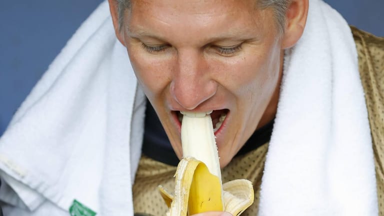 Nationalspieler Bastian Schweinsteiger mag Bananen offenbar. Ernährungsexperten raten während eines Spiels eher davon ab.