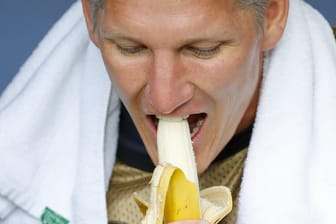 Nationalspieler Bastian Schweinsteiger mag Bananen offenbar. Ernährungsexperten raten während eines Spiels eher davon ab.