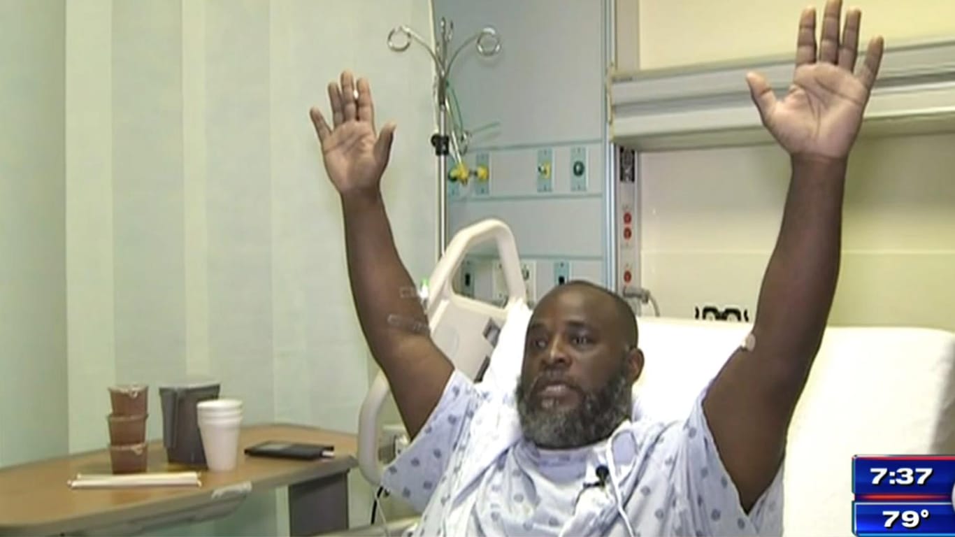 Der Therapeut Charles Kinsey demonstriert im Krankenbett, wie er die Arme erhoben hatte, als er von einem Polizisten angeschossen wurde.