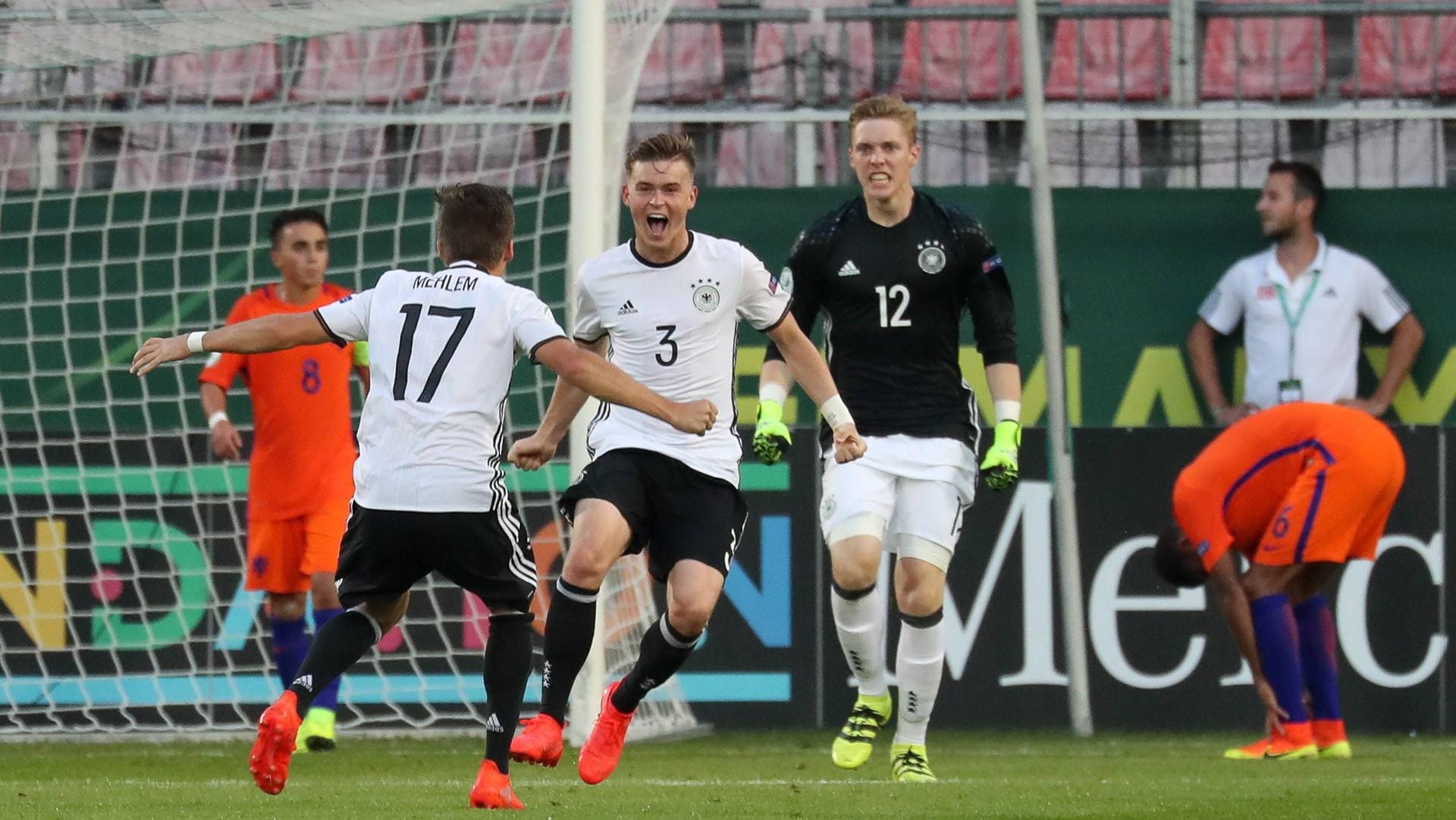 Die DFB-Junioren bejubeln den fünften Platz bei der U19-EM. Die DFB-Junioren bejubeln den fünften Platz bei der U19-EM.
