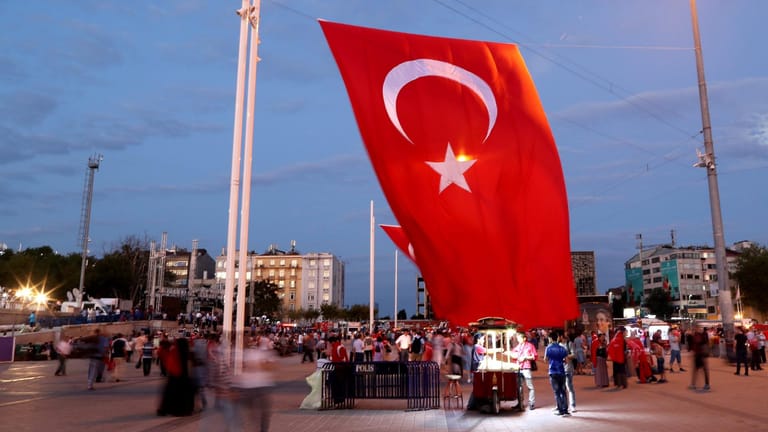 Eine überdimensionale türkische Flagge weht am Taksim-Platz. Viele Menschen feiern die Entwicklungen in der Türkei - insbesondere im Ausland wächst jedoch die Sorge.
