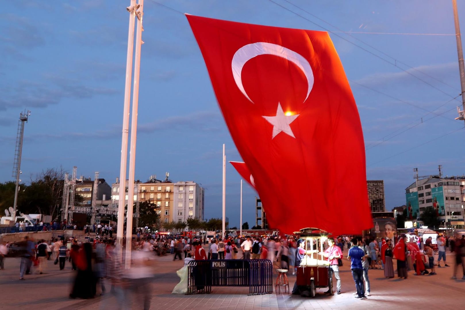 Eine überdimensionale türkische Flagge weht am Taksim-Platz. Viele Menschen feiern die Entwicklungen in der Türkei - insbesondere im Ausland wächst jedoch die Sorge.