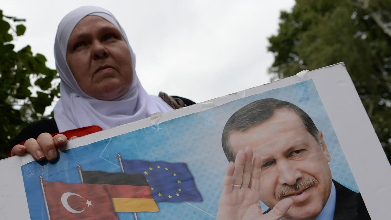 Türken in Berlin gegen den Putsch - Gülen bestreitet, verantwortlich zu sein.