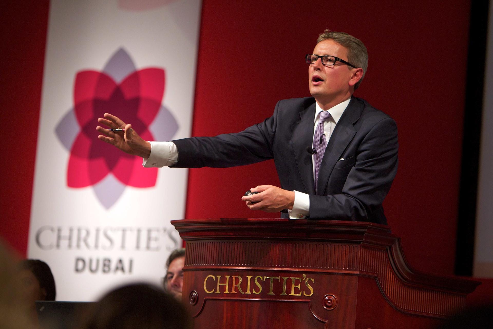 Das berühmte Auktionshaus Christie's ist heute ein globaler Konzern. Hier sehen wir Jussi Pylkkänen, Christie's Global President, bei einer Auktion in Dubai.
