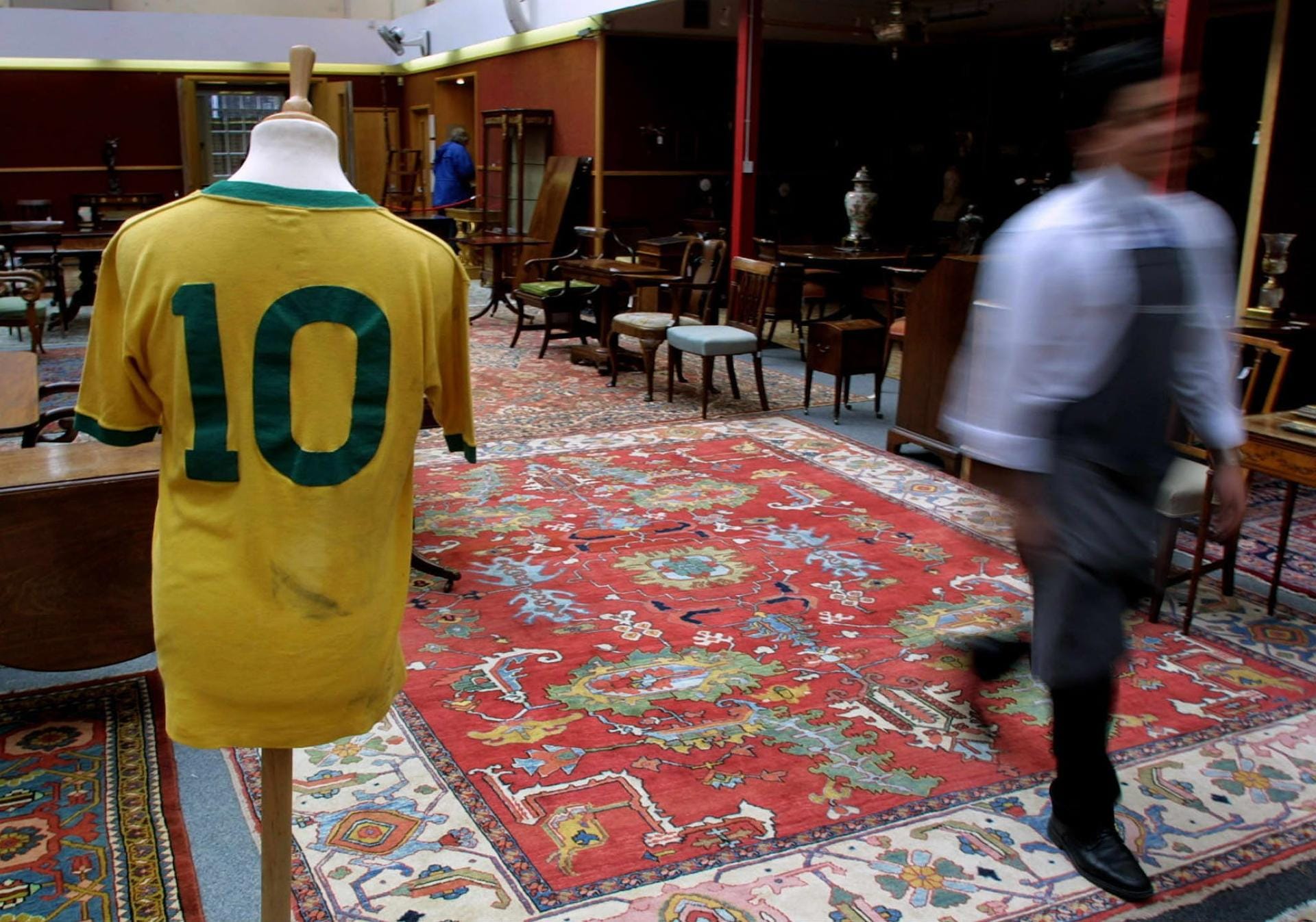 Auch abseits der Kunst waren die Briten aktiv. 2002 wurde das Trikot, das Pele im WM-Finale 1970 trug, für umgerechnet 251.000 Euro versteigert.