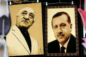 Gülen und Erdogan - aus den einstigen Weggefährten Fethullah Gülen und Recep Tayyip Erdogan wurden erbitterte Feinde, deren Anhänger sich auch in Deutschland bekämpfen.