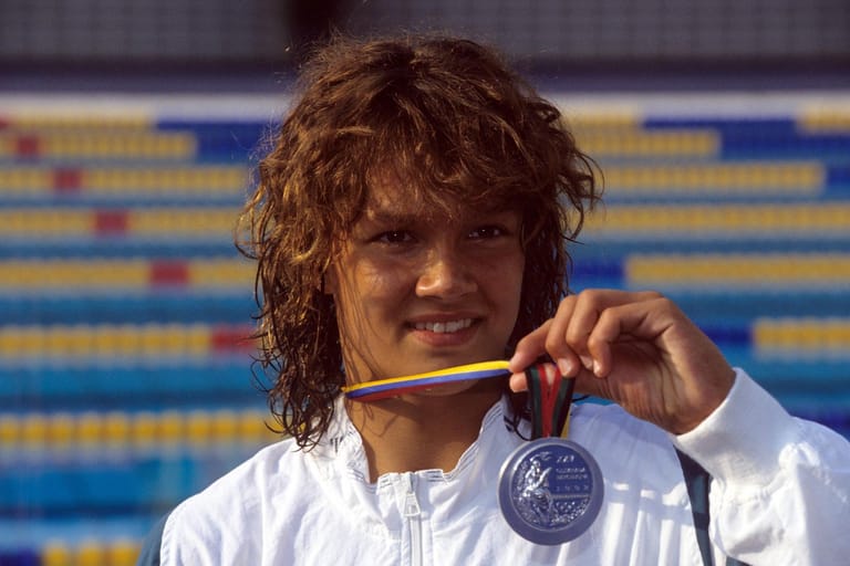 Franziska van Almsick sorgte im Alter von nur 14 Jahren bei den Olympischen Spielen 1992 in Barcelona für internationales Aufsehen. Sie holte in 200 Meter Freistil spektakulär Silber und sicherte sich mit der 4x100 Meter Lagen Staffel ebenfalls Silber. Es folgten zwei Goldmedaillen bei Weltmeisterschaften - unter anderem 1994, nachdem Dagmar Hase verzichtete - und 18 Goldmedaillen bei Europameisterschaften.