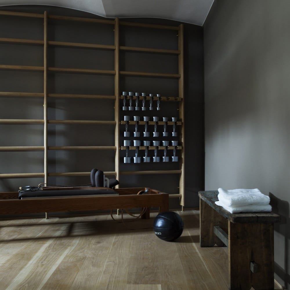 Im Luxus-Domizil Ett Hem hat Designerin Ilse Crawford ein minimalistisches Trainings-Interieur entworfen.