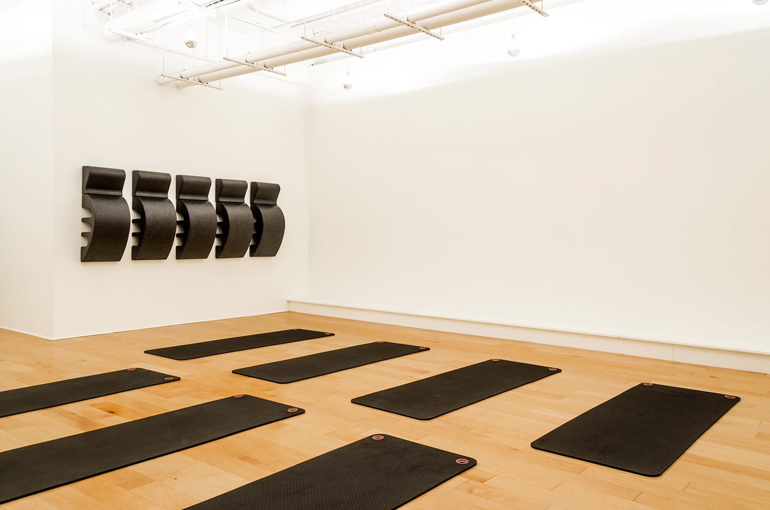 Vor minimalistischer Kulisse trainiert man seine Muskeln beim Pilates - eine ideale Abwechslung im hektischen New York.