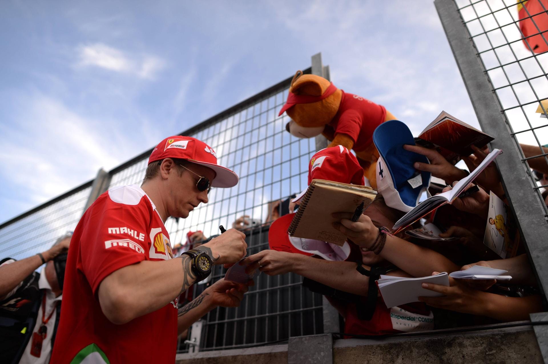 Kimi Räikkönens Autogramme sind heiß begehrt. Zum Rennen in Ungarn kommen traditionell immer viele Fans aus seiner Heimat Finnland.