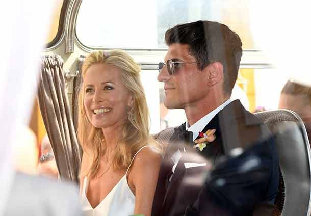 Nach der Trauung rauschten das Paar und seine Hochzeitsgäste in einem Oldtimer-Bus davon. Carina strahlte dabei übers ganze Gesicht.