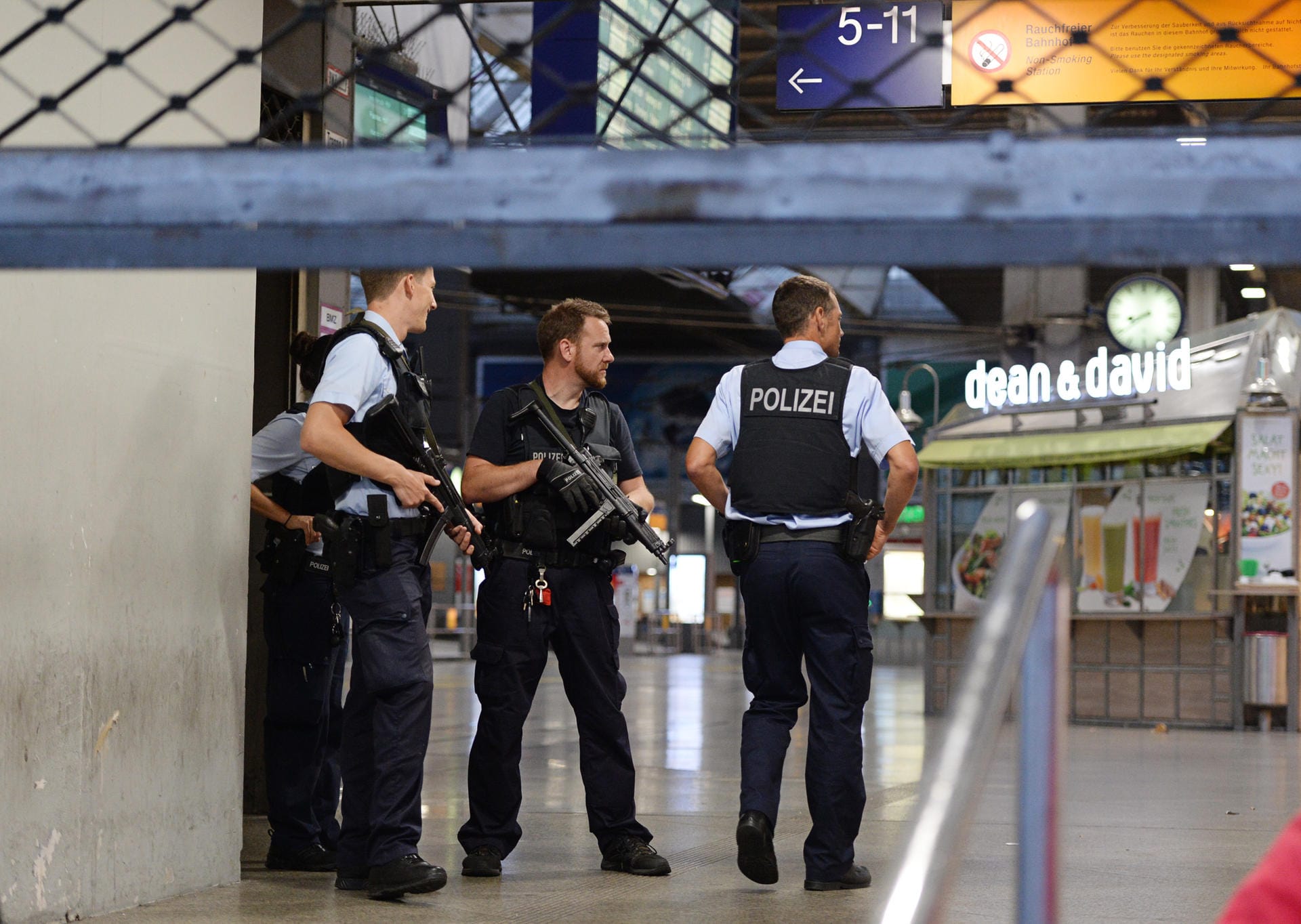 Beamte sichern den evakuierten Münchner Hauptbahnhof. Am Abend wird der gesamte Nahverkehr eingestellt.