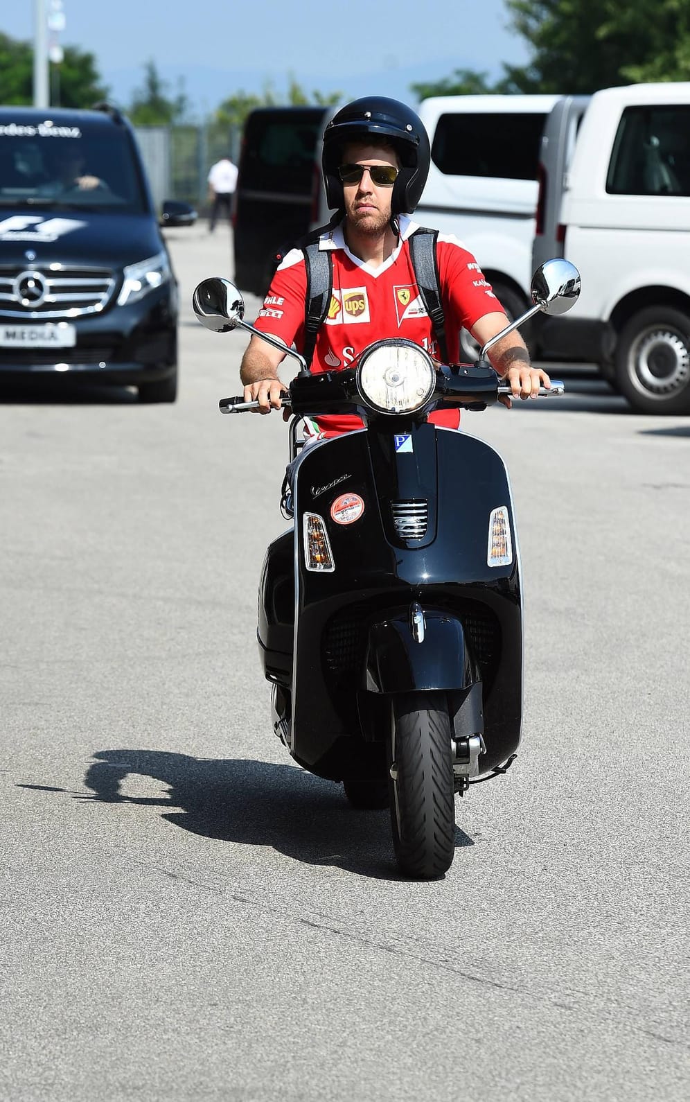 Sebastian Vettel ist auch gerne einmal auf zwei Reifen unterwegs.