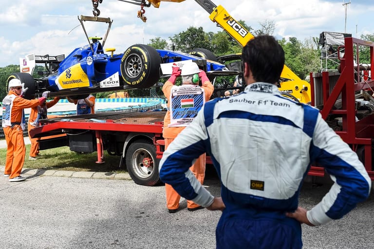 Felipe Nasr muss zuschauen, wie sein Sauber nach einem Unfall an den Haken kommt.