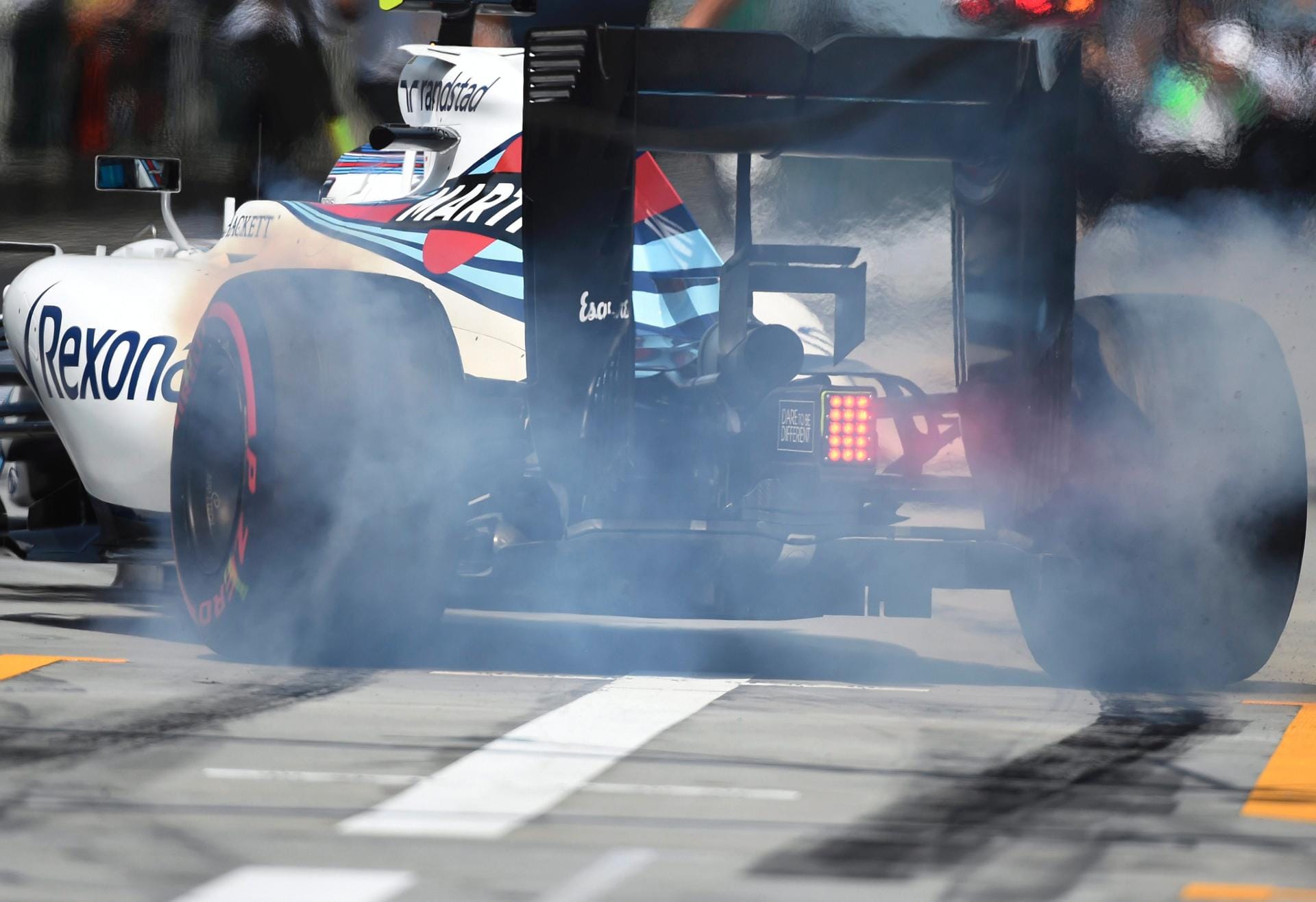 Valtteri Bottas lässt die Reifen von seinem Williams qualmen.