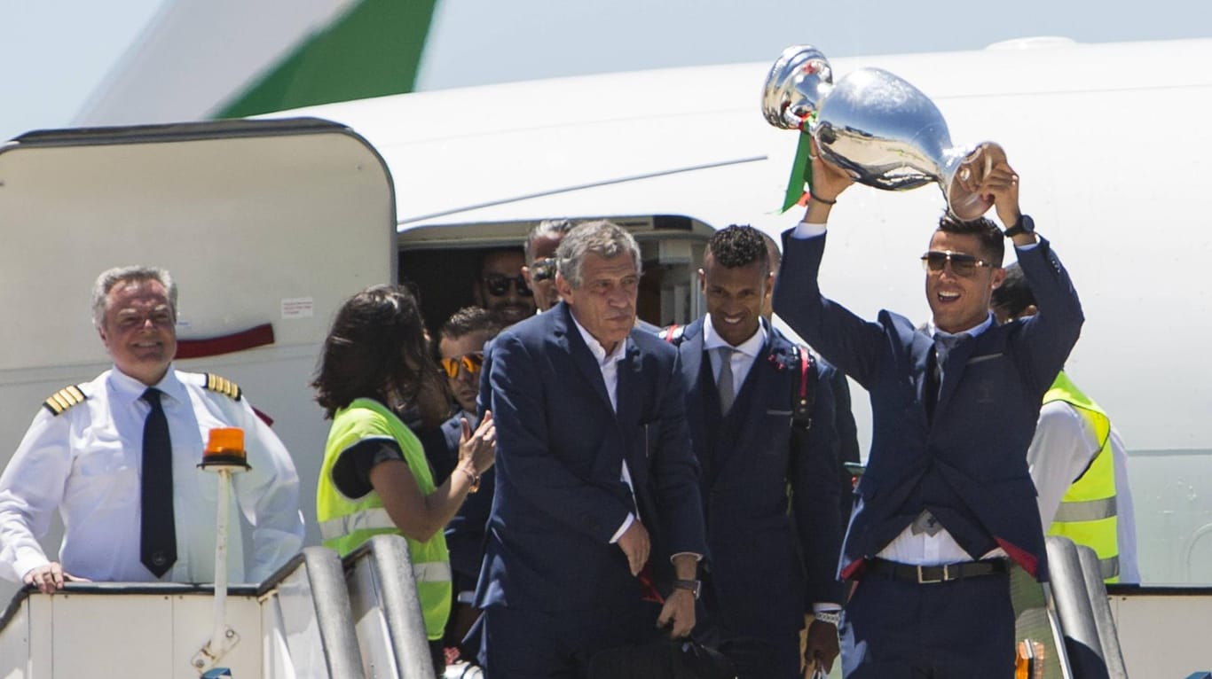 Mit Pokal: Cristiano Ronaldo bei der Ankunft in Portugal nach dem EM-Triumph.