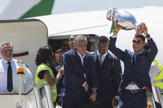 Mit Pokal: Cristiano Ronaldo bei der Ankunft in Portugal nach dem EM-Triumph.