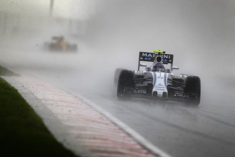 Die Bedingungen zu Beginn des Qualifyings sind äußerst schwierig. Jolyon Palmer im Renault verfolgt Williams-Pilot Valtteri Bottas.
