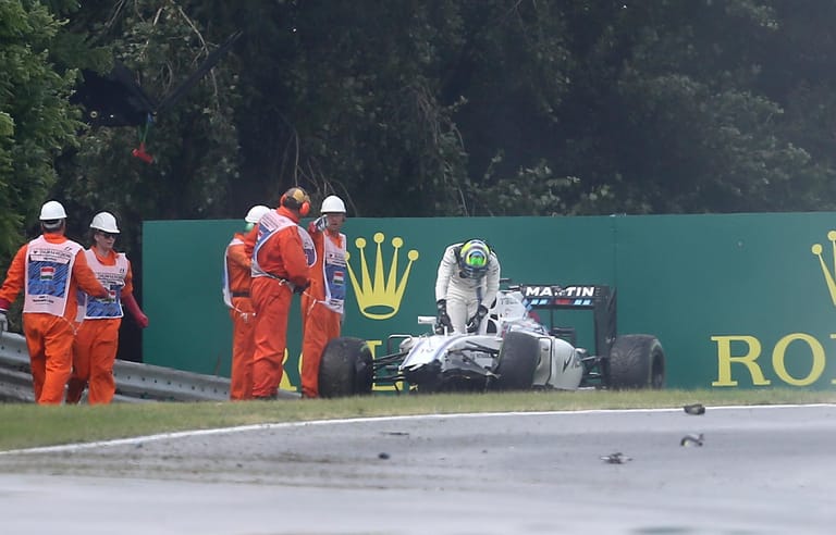 Ein Leidtragender der Bedingungen ist Felipe Massa. Er kommt von der Strecke ab und kracht in die Bande.