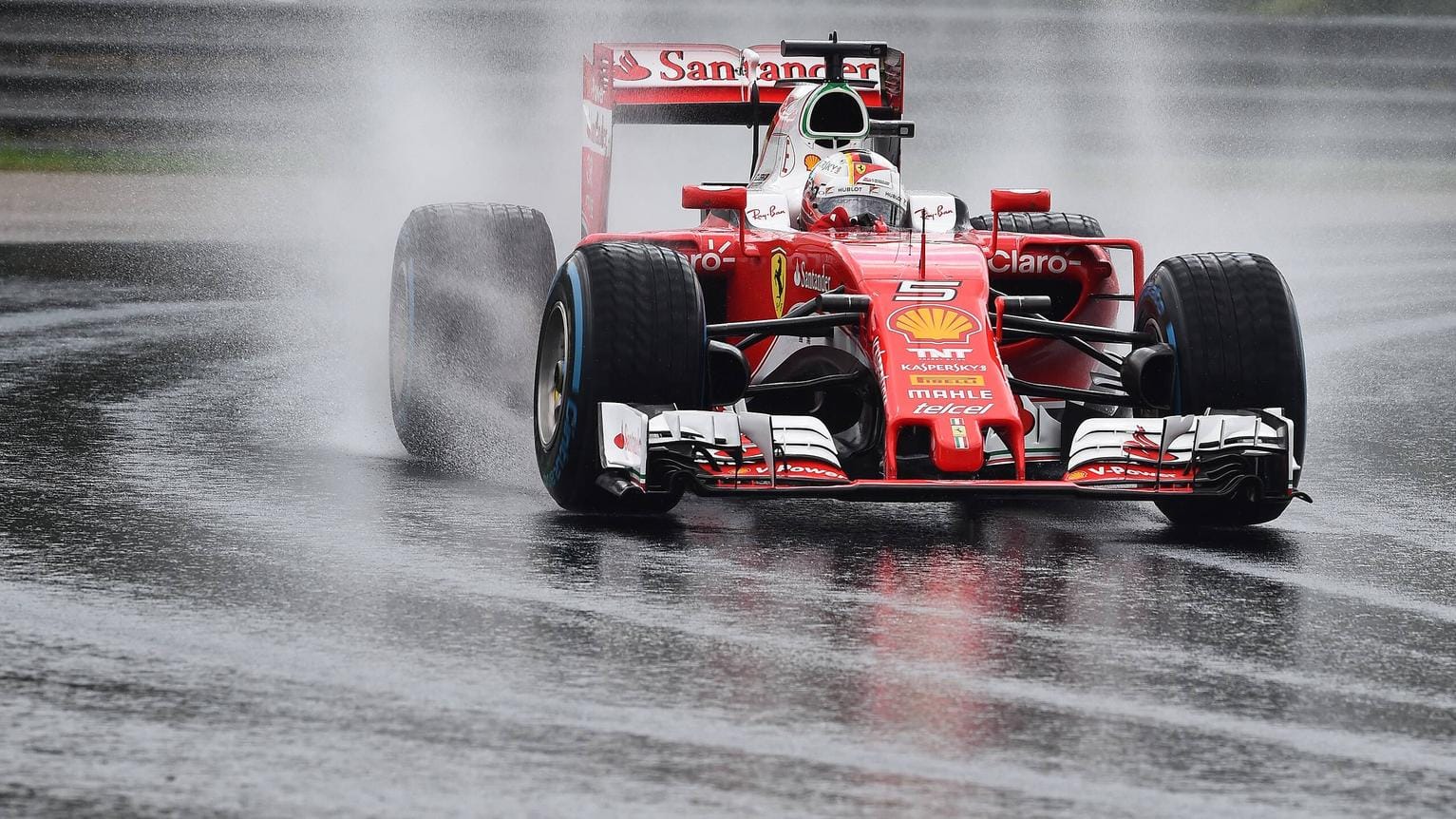 Ferrari-Pilot Sebastian Vettel geht beim Großen Preis von Ungarn von Startplatz fünf ins Rennen. Ferrari-Pilot Sebastian Vettel geht beim Großen Preis von Ungarn von Startplatz fünf ins Rennen.