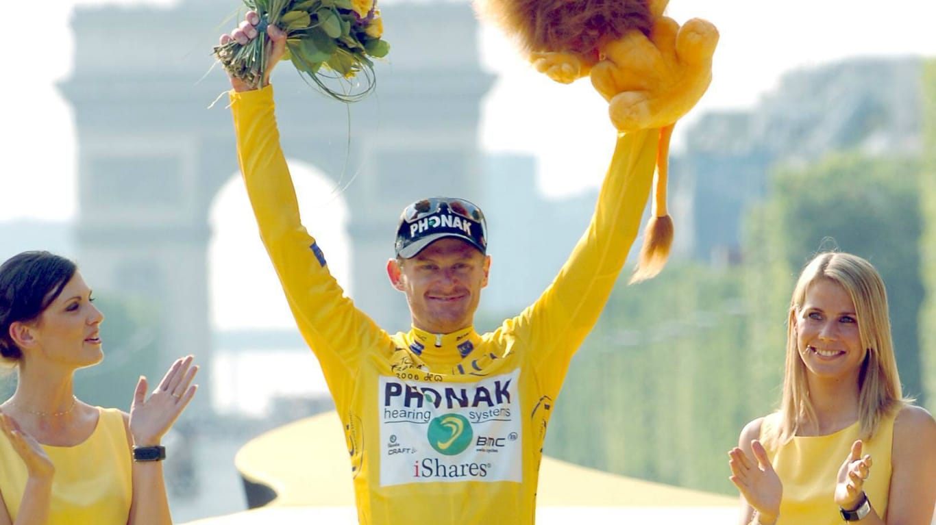 Floyd Landis triumphiert bei der Tour de France 2006 - später wird ihm der Titel wegen Dopings aberkannt.