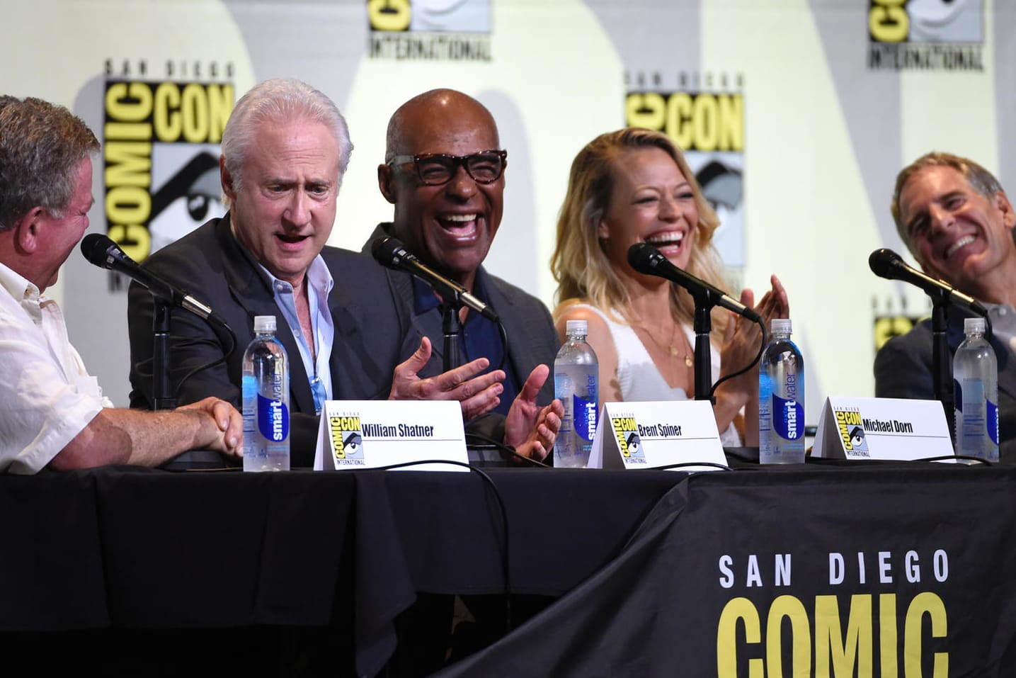 Von links nach rechts: William Shatner, Brent Spiner, Michael Dorn, Jeri Ryan und Scott Bakula auf der Comic Con 2016.