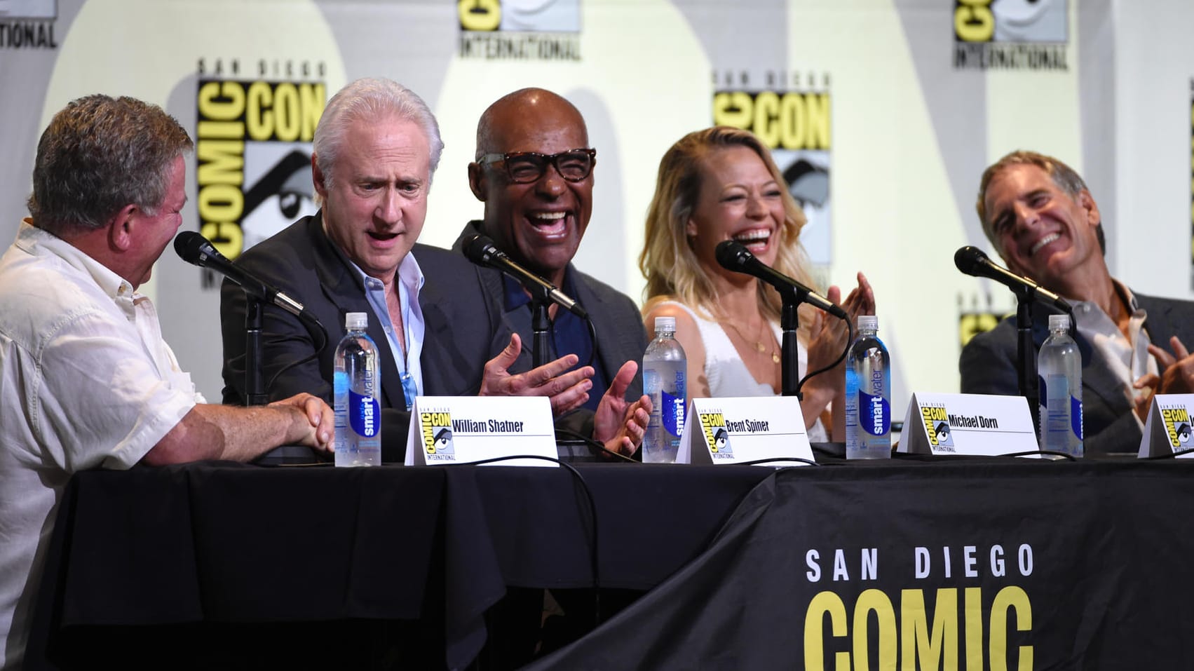 Von links nach rechts: William Shatner, Brent Spiner, Michael Dorn, Jeri Ryan und Scott Bakula auf der Comic Con 2016.