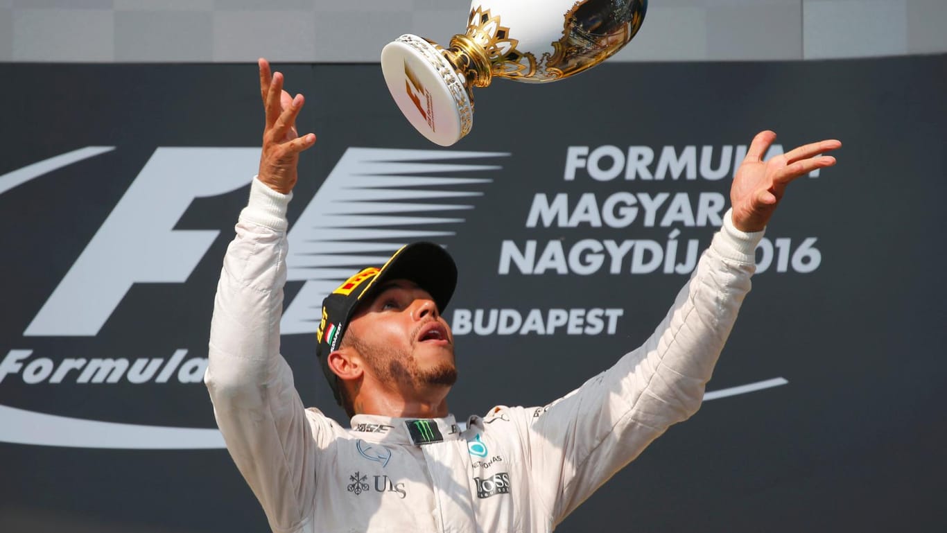 Lewis Hamilton freut sich über seinen sieg in Ungarn.