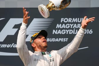 Lewis Hamilton freut sich über seinen sieg in Ungarn.