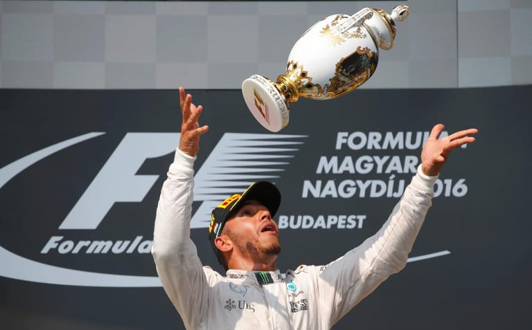 Lewis Hamilton freut sich über seinen Sieg in Ungarn.