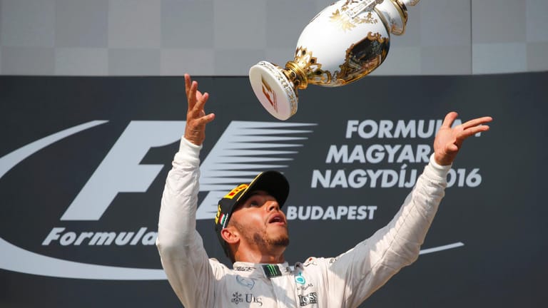 Lewis Hamilton freut sich über seinen Sieg in Ungarn.