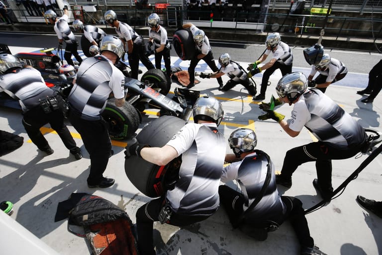 Reifenwechsel bei Jenson Button.