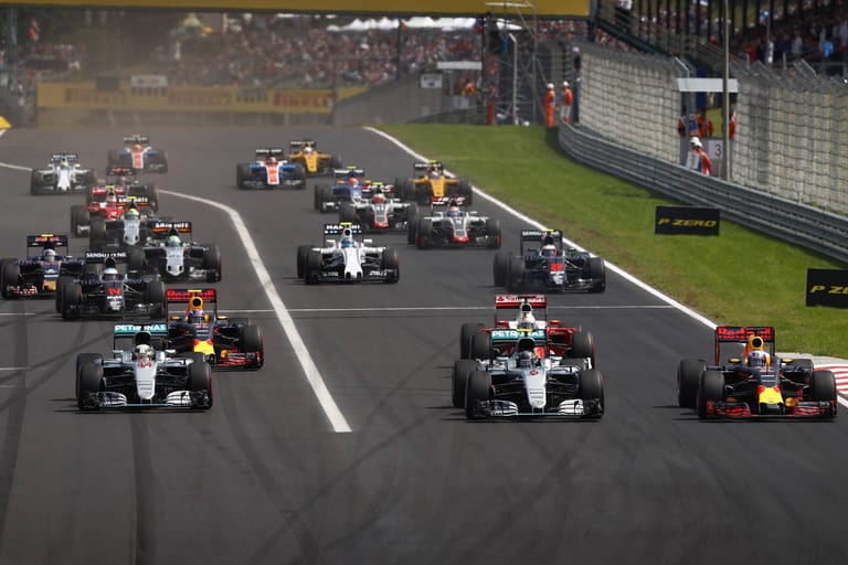 Fast gleichauf beim Start: Lewis Hamilton(li.), Nico Rosberg und Daniel Ricciardo (re.).