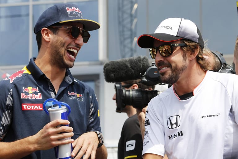 Daniel Ricciardo und Fernando Alonso haben gute Laune.