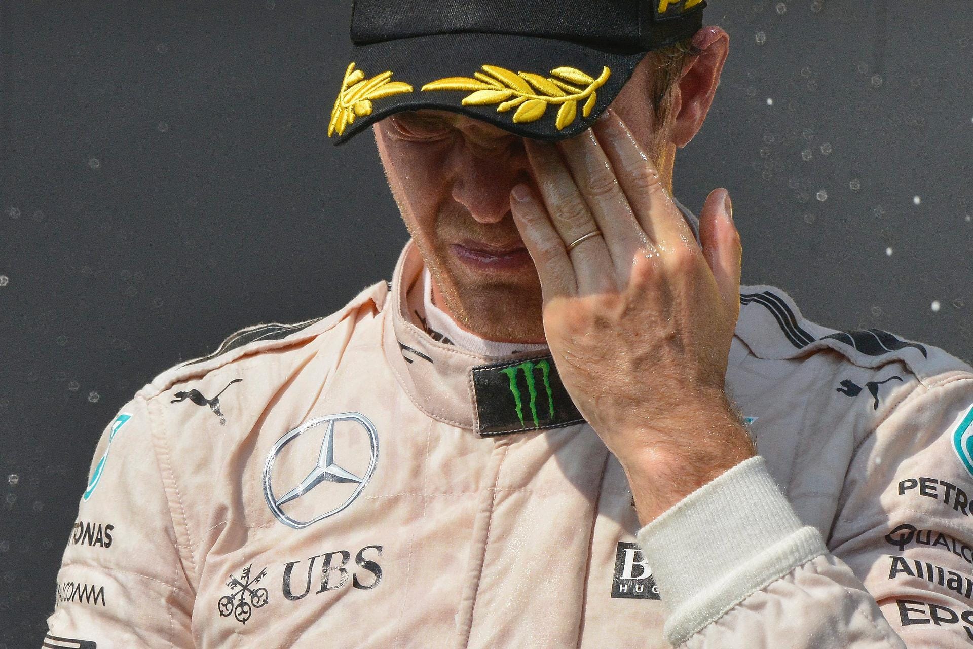 Da hat Nico Rosberg bei der Siegerehrung wohl etwas Champagner ins Auge bekommen.