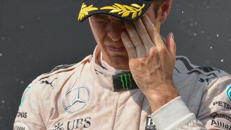 Da hat Nico Rosberg bei der Siegerehrung wohl etwas Champagner ins Auge bekommen.