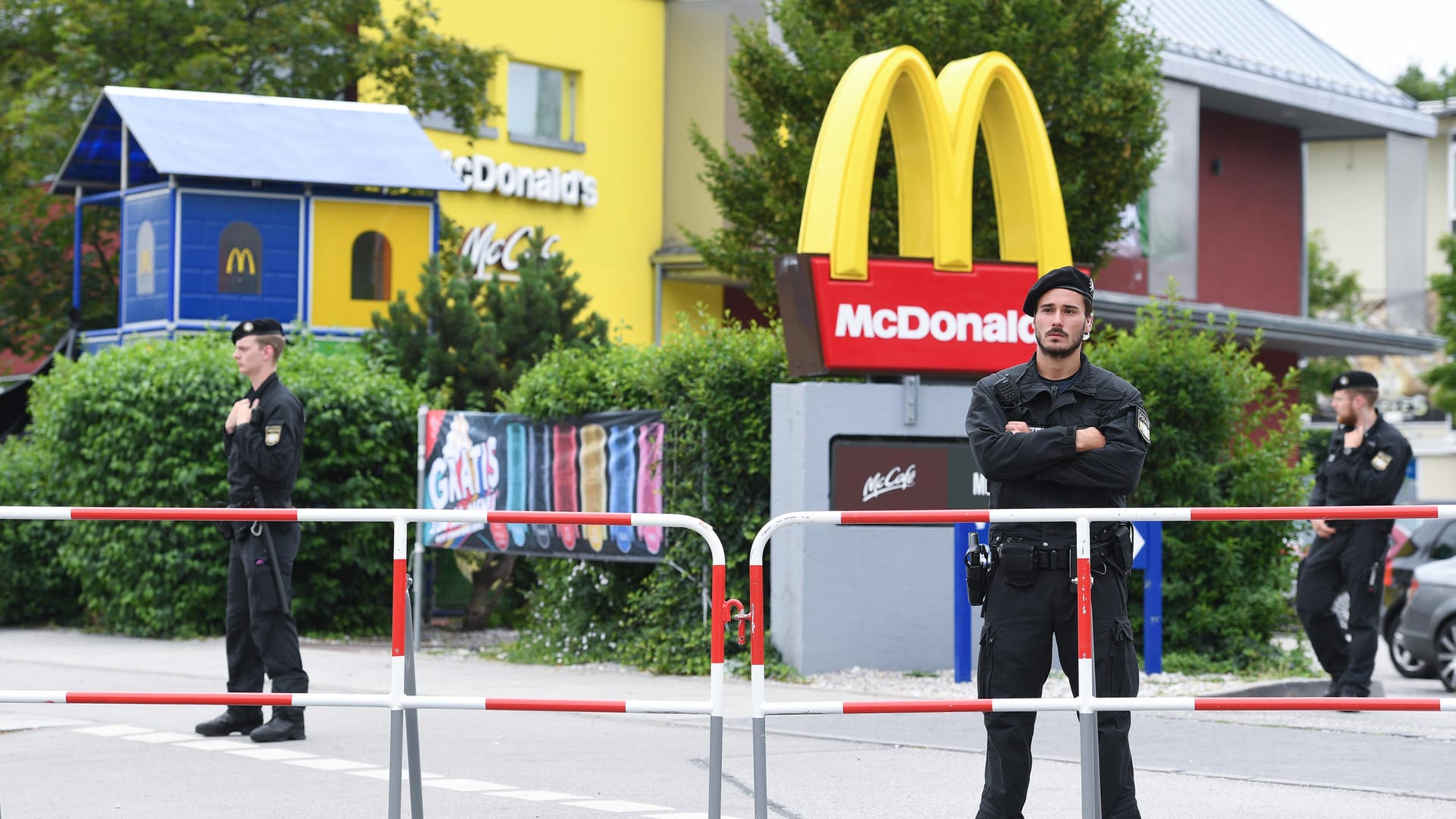 Polizeibeamte vor McDonald's Schnellrestaurant am Olympia-Einkaufszentrum OEZ in München am Tag nach der Schießerei. Polizeibeamte vor McDonald's Schnellrestaurant am Olympia-Einkaufszentrum OEZ in München am Tag nach der Schießerei.