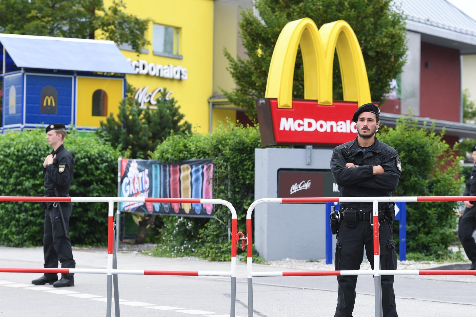 Polizeibeamte vor McDonald's Schnellrestaurant am Olympia-Einkaufszentrum OEZ in München am Tag nach der Schießerei.
