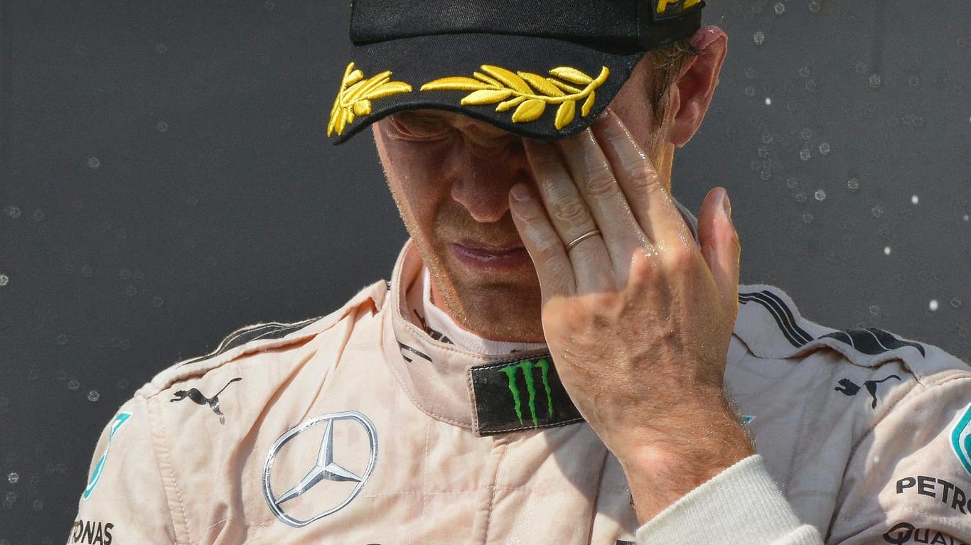 Das schmerzt: Nico Rosberg hat bei der Siegerehrung Champagner ins Auge bekommen - und außerdem ist er nicht mehr Führender in der Formel-1-WM.