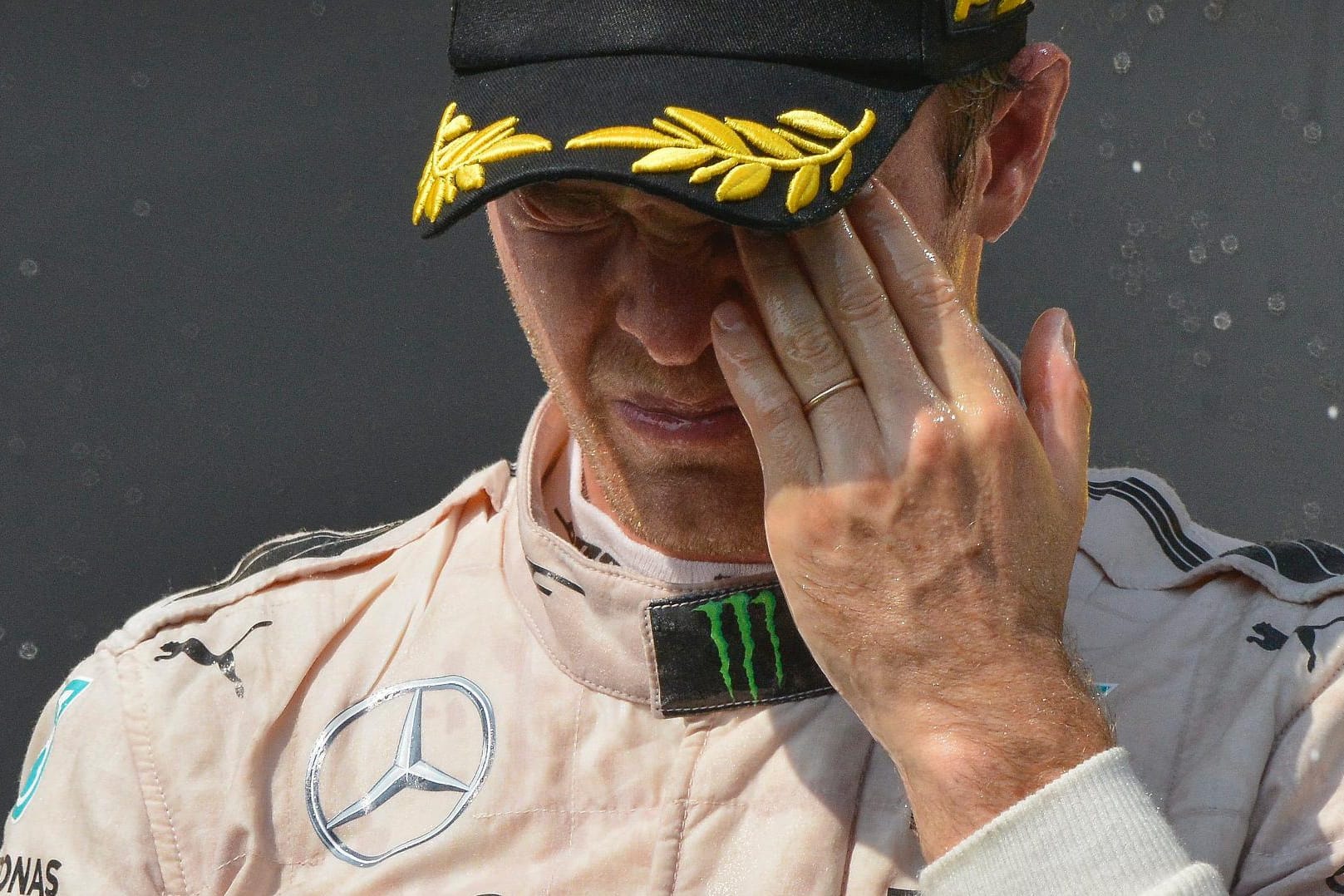 Das schmerzt: Nico Rosberg hat bei der Siegerehrung Champagner ins Auge bekommen - und außerdem ist er nicht mehr Führender in der Formel-1-WM.