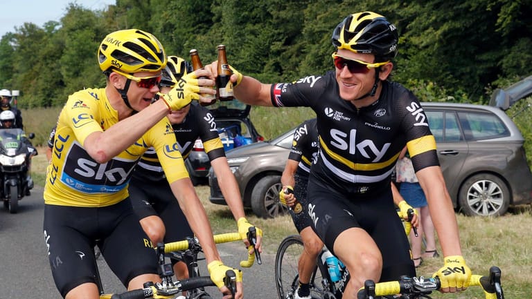 Cheers: Christopher Froome (li.) stößt mit Teamkollege Geraint Thomas auf den dritten Tour-Sieg an.
