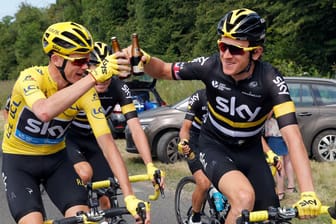 Cheers: Christopher Froome (li.) stößt mit Teamkollege Geraint Thomas auf den dritten Tour-Sieg an.