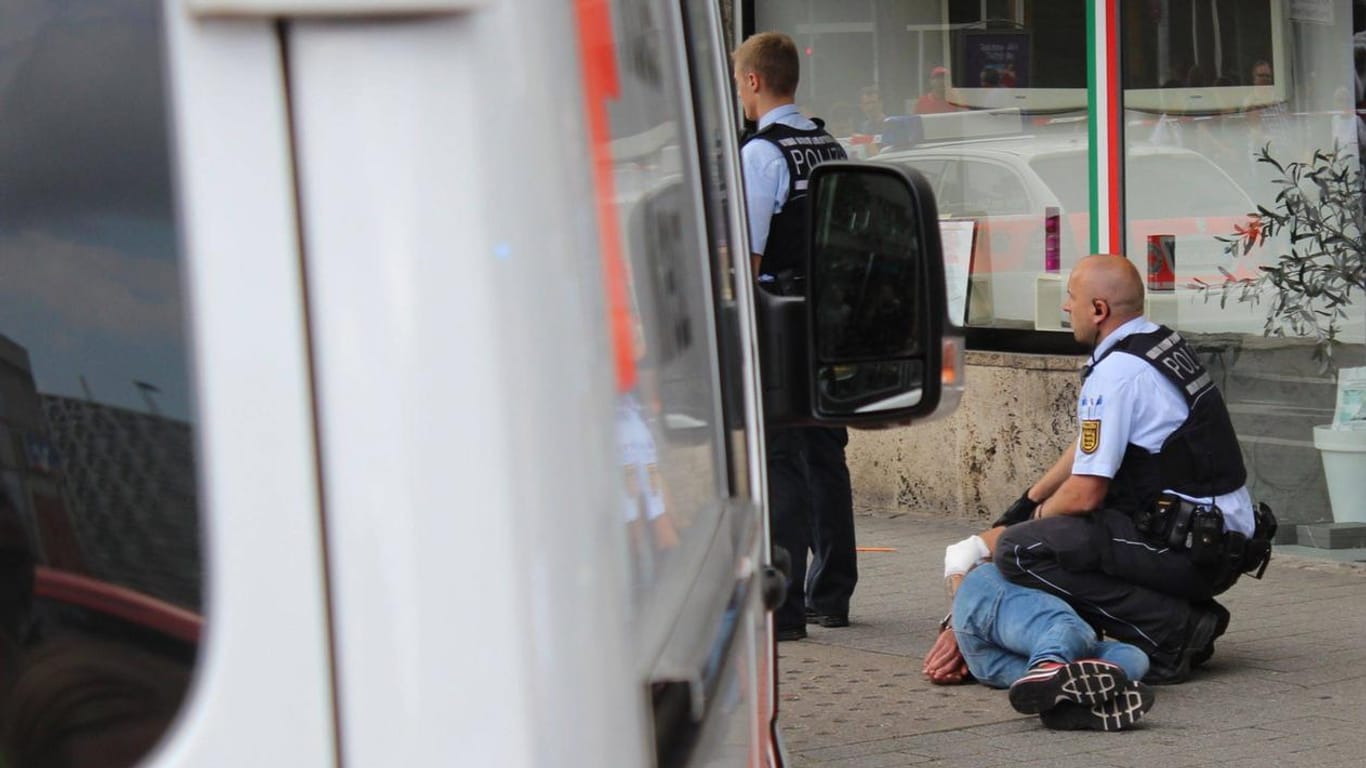 Ein Polizist hält den mutmaßlichen Macheten-Täter in Reutlingen am Boden.