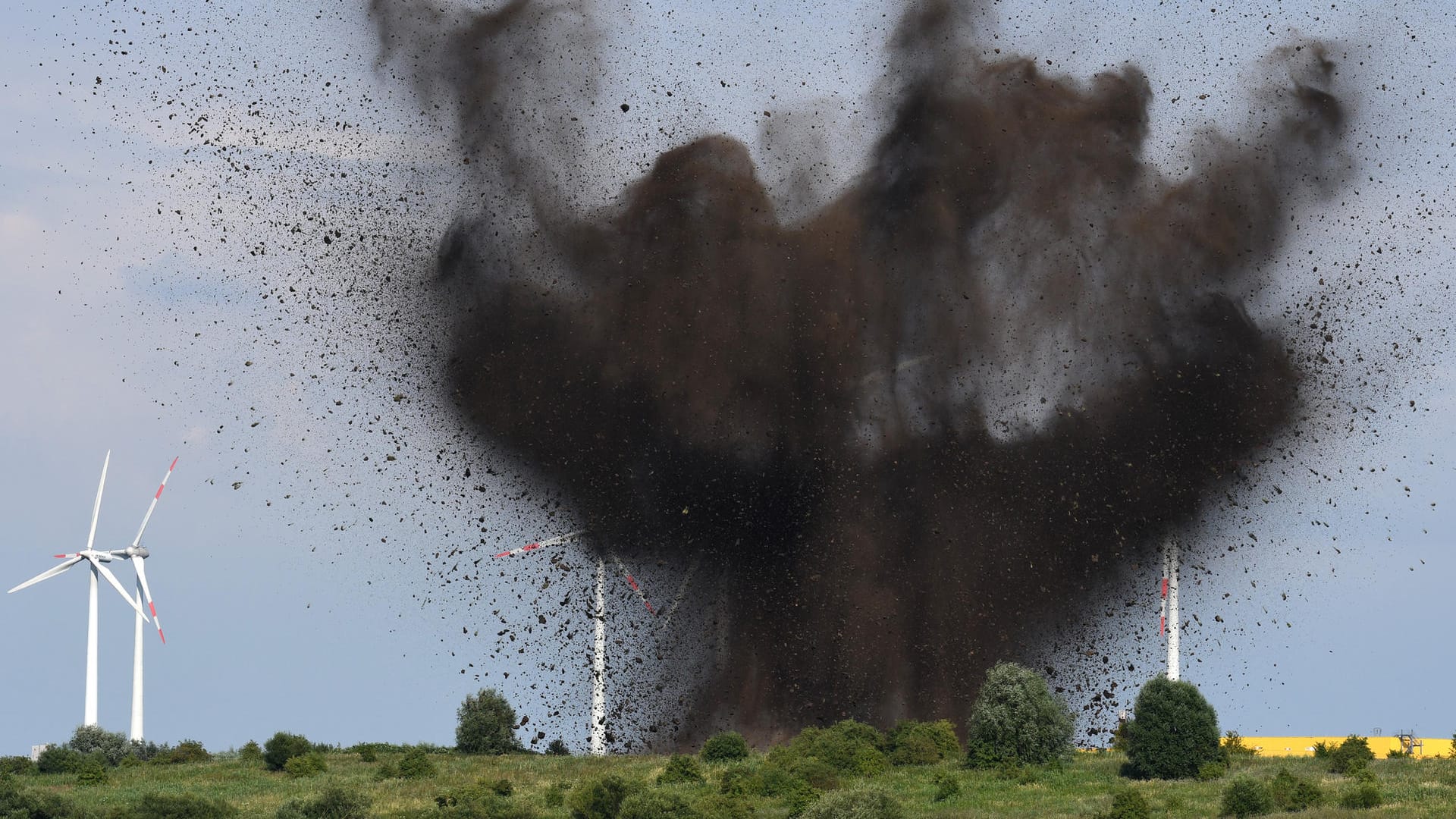 Bremen: Eine Fliegerbombe aus dem Zweiten Weltkrieg wird auf einem freien Feld gesprengt.